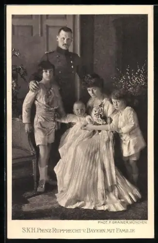 AK Kronprinz Rupprecht von Bayern in Uniform im Kreis seiner Familie