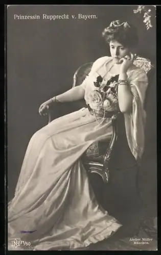 AK Prinzessin Rupprecht von Bayern Marie Gabrielle in nachdenklicher Pose auf Stuhl