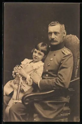 AK Kronprinz Rupprecht von Bayern in Uniform mit Prinz Luitpold auf dem Schoss