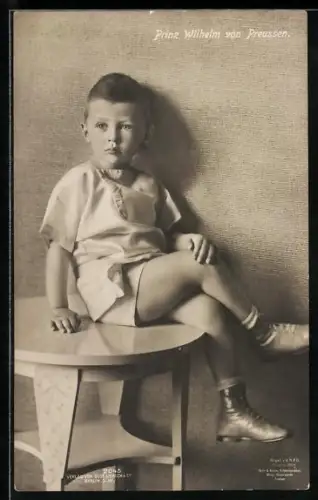 AK Prinz Wilhelm sitzt als Bube elegant auf einem Tisch
