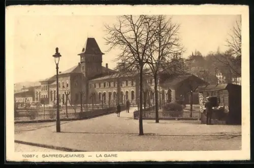 AK Sarreguemines, La Gare, Bahnhof