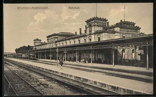 AK Deutsch-Avricourt, la Gare /Bahnhof mit Eisenbahn, Leute auf dem Bahnsteig