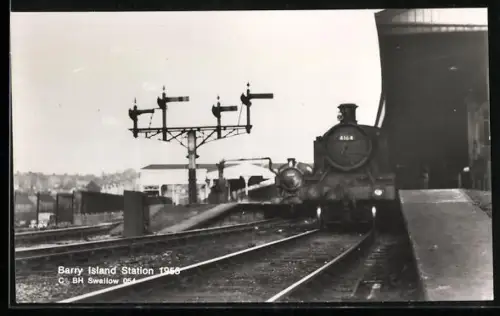 AK Barry Island, Barry Island Station with trains, Bahnhof