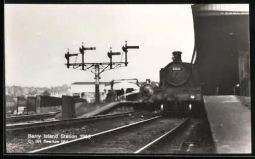 AK Barry Island, Barry Island Station with trains, Bahnhof