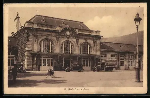 AK St. Dié, La Gare, Bahnhof mit Vorplatz, LKW, Auto