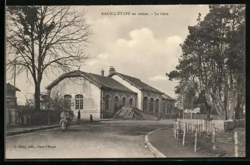AK Raon-l`Étape, La Gare en ruines, Bahnhof