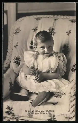 AK Prinz Wilhelm von Preussen mit Haarbürste in den Händen, sitzend