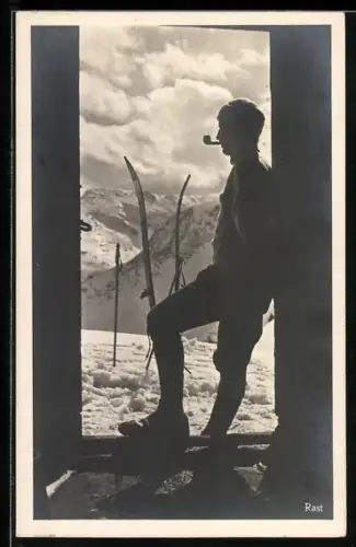 AK Skifahrer mit Tabakpfeife an einer Tür in den Bergen