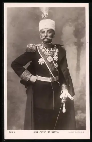 AK König Peter von Serbien in prunkvoller Uniform mit Hut