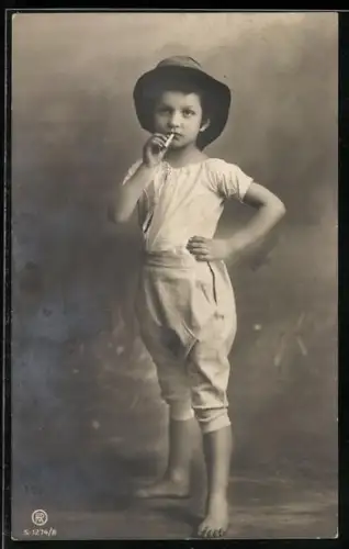 Foto-AK RPH Nr.1274-8: Kind mit Zigarette im Mund