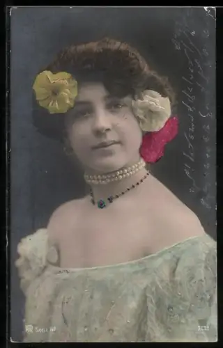 Foto-AK RPH Nr. 3298: Hübsche Frau mit Blumen in den Haaren und Perlenkette