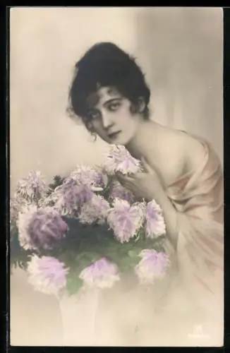 Foto-AK RPH Nr. 5968-3: Anmutige junge Dame mit einer Vase voller Blumen