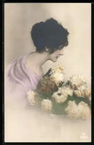 Foto-AK RPH Nr. 5986-1: Junge Frau mit einer Vase voller Blumen