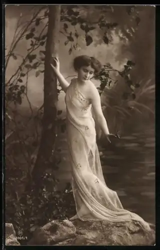 Foto-AK RPH NR3101 /1: Eine Frau im blauen Kleid steht neben einem Baum mit einem Schmetterling auf der Hand