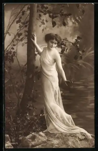 Foto-AK RPH NR3101 /1: Eine Frau im blauen Kleid steht neben einem Baum mit einem Schmetterling auf der Hand
