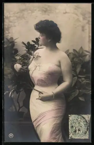 Foto-AK RPH NR 348-4530: Frau im rosa Kleid hält einen Zweig in den Händen