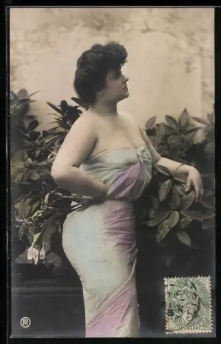 Foto-AK RPH Nr. S-348-4533: junge Frau am Strauch stehend