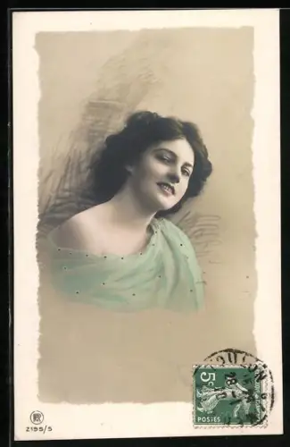Foto-AK RPH Nr.2195-5: Lächelnde Frau mit grünem Kleid
