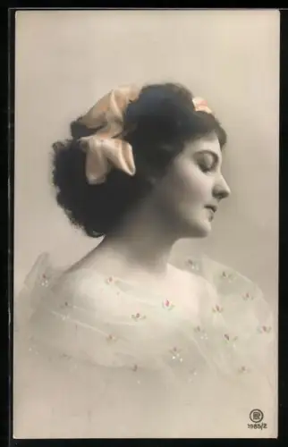 Foto-AK RPH Nr.1985-2: Hübsche junge Frau im Profil mit Schleife in den Haaren
