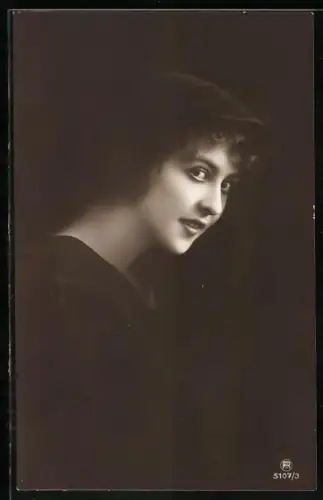 Foto-AK RPH Nr. 5107-3: In schwarz gekleidete Frau vor dunklem Hintergrund