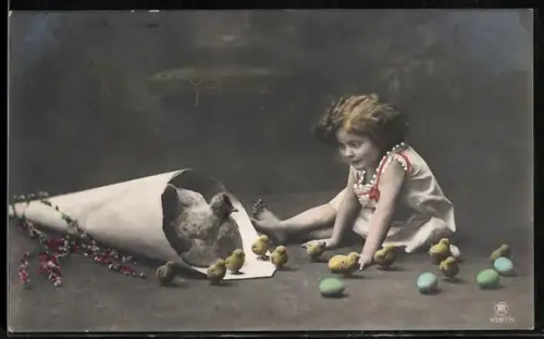 Foto-AK RPH Nr. 4187-4: Kind sitzt inmitten von Küken und einer Henne und sendet Ostergrüsse