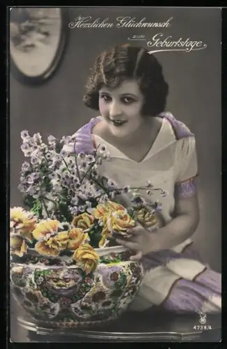 Foto-AK RPH Nr. 4738-4: Junge Frau in weiss-violettem Kleid mit einer gefüllten Blumenvase