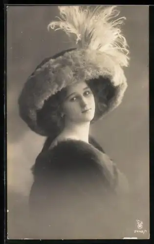 AK Bezaubernde junge Dame mit Pelzhut