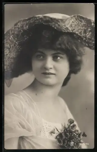 Foto-AK RPH Nr. 751-6794: Junge Frau mit Hut blickt seitlich an der Kamera vorbei