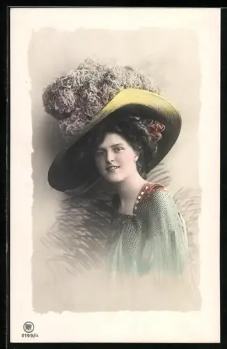 AK Junge Schönheit mit Federn im Hut
