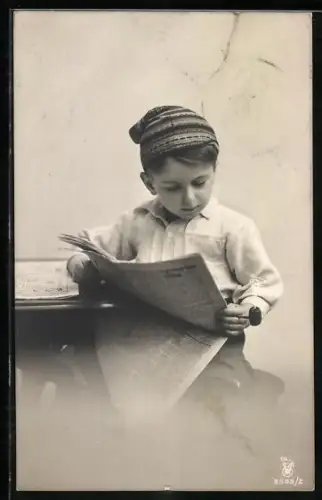 Foto-AK RPH Nr. 2595-2: Kleiner Junge mit Pfeife liest Zeitung