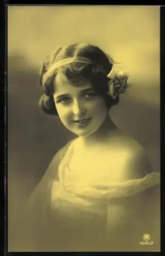 Foto-AK RPH Nr.4296-2: Lächelnde junge Frau blickt in die Kamera