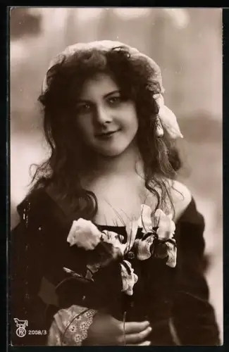 Foto-AK RPH NR 2008 /3: junge Frau mit Blumen in der Hand