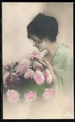 Foto-AK RPH Nr. 5986-2: Anmutige junge Dame riecht an Blumen
