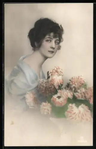 Foto-AK RPH Nr. 5986-4: Junge Frau im blauen Kleid mit Blumen