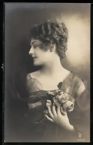 Foto-AK RPH Nr. 4128-6: Anmutige junge Frau hält Rosen nah am Herzen
