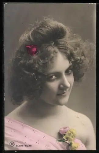 Foto-AK RPH Nr. 619-6035: Frau im rosafarbenem Kleid mit einer Rose im Haar