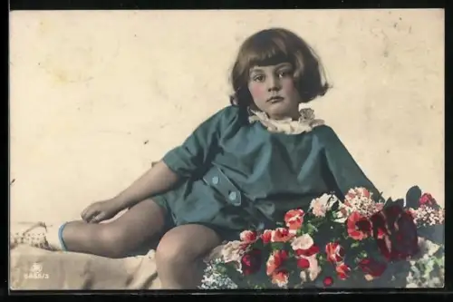 Foto-AK RPH Nr. 6855-3: Junges Kind mit einem Blumenstrauss