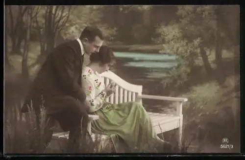 Foto-AK RPH Nr. 5621-3: Frau im grünen Rock sitzt auf einer Parkbank, ein Mann lehnt sich über sie