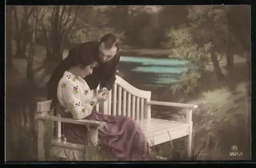 Foto-AK RPH Nr. 5621-4: Junge Frau spielt mit einer Blume, während ein Mann mit ihr spricht