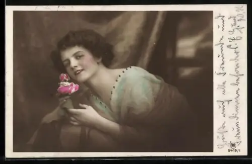 Foto-AK RPH Nr. 5419-1: Lächelnde junge Frau mit Rosen