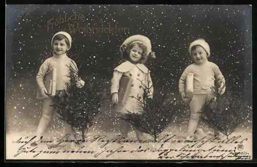 Foto-AK RPH 2408-3: Drei Kinder stehen im Schnee und tragen Geschenke