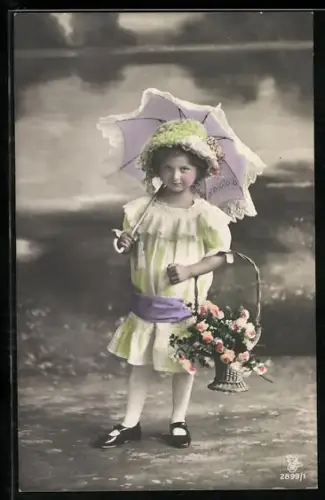 Foto-AK RPH Nr. 2899/1: Kleines Mädchen mit Schirm und Blumenkorb
