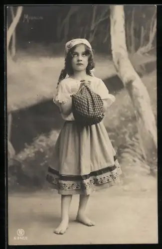 Foto-AK RPH Nr. S-942 / 6: Mignon, niedliches Mädchen mit Kopftuch im Wald