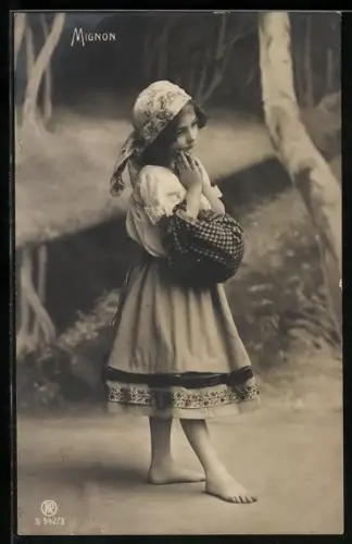 Foto-AK RPH Nr. S-942 / 3: niedliches Mädchen mit Kopftuch im Wald