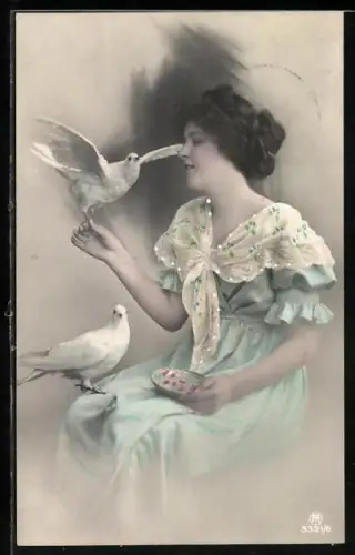 Foto-AK RPH Nr. 3321/6: Dame mit zwei weissen Tauben