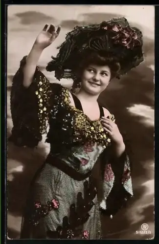 Foto-AK RPH Nr. 1223/3: Dame in glitzerndem Kleid mit Hut