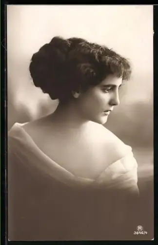 Foto-AK RPH Nr. 3646/4: Junge Frau mit dunklen Haaren im Profil