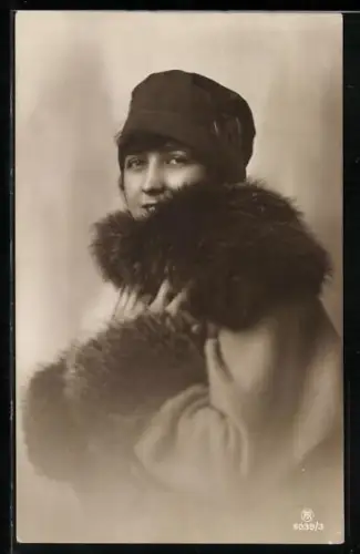 Foto-AK RPH Nr. 6039/3: Elegante Dame im Mantel