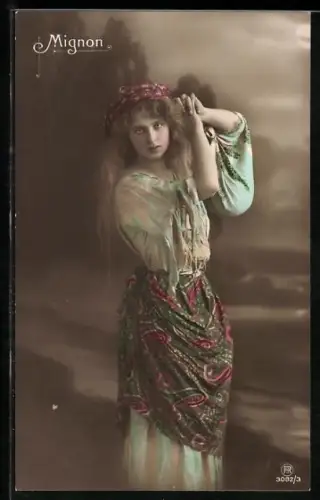 Foto-AK RPH Nr. 3092/3: Elegante Dame mit gemusterter Schürze