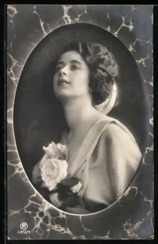 Foto-AK RPH Nr. 2312 /4: Frau mit Rosen